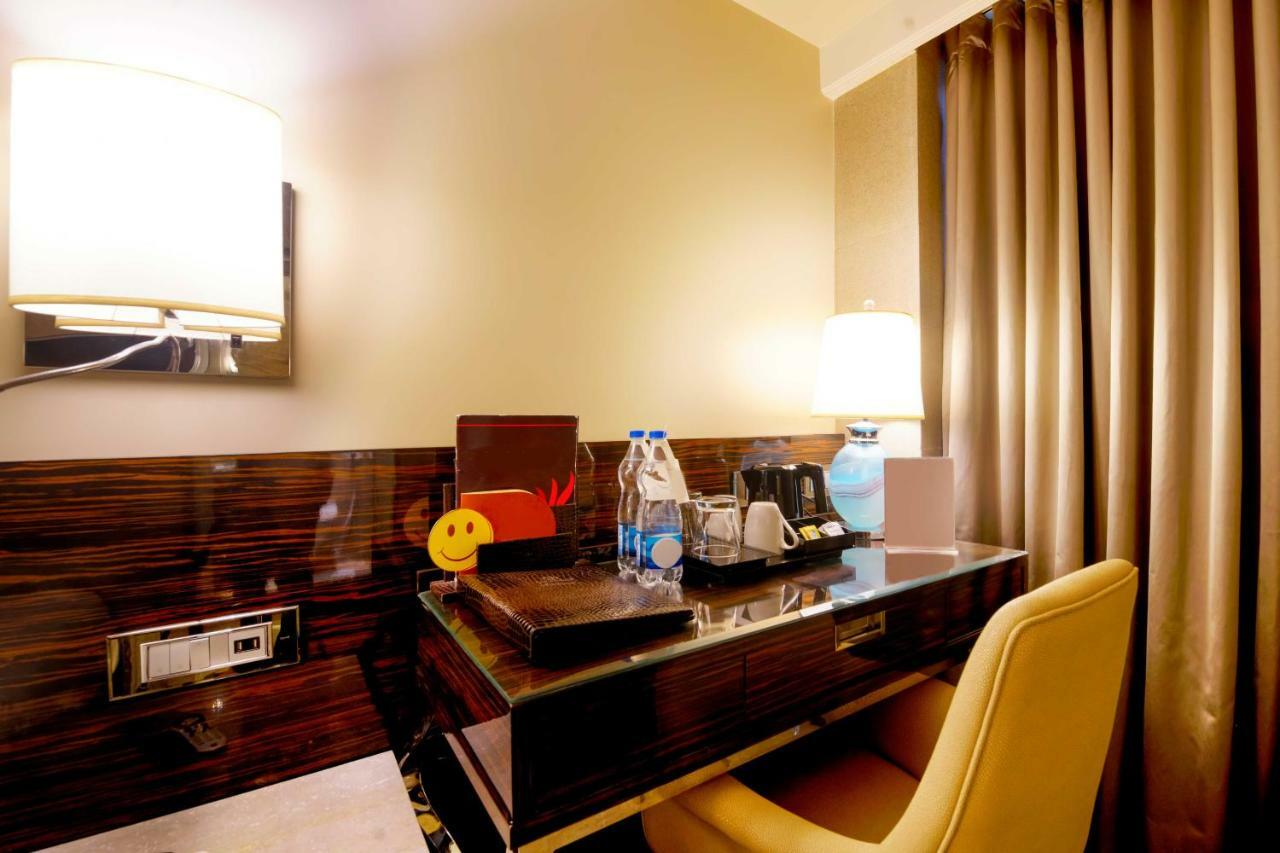 Sai Palace Grand, Malad ムンバイ エクステリア 写真