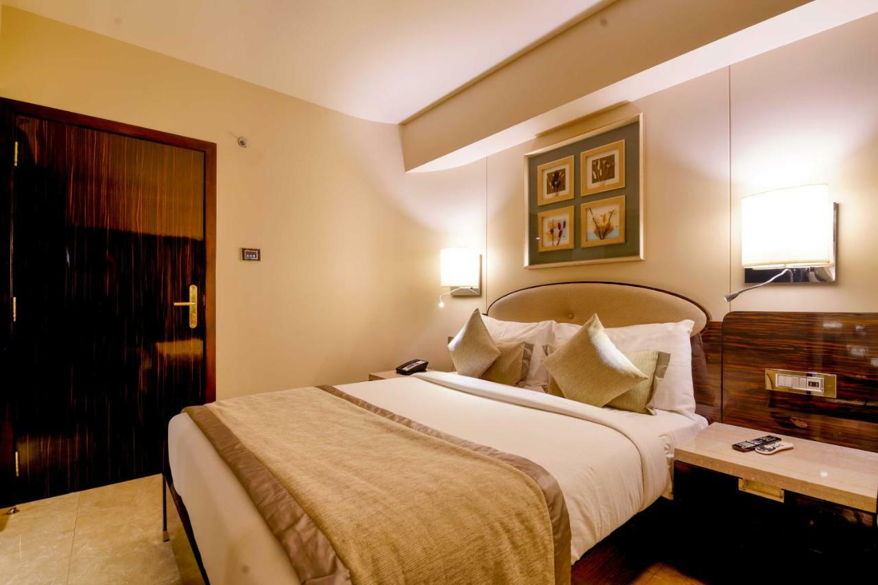 Sai Palace Grand, Malad ムンバイ エクステリア 写真